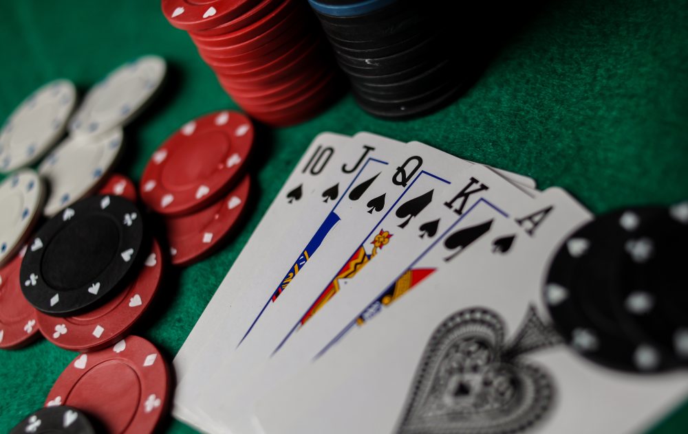 Играть онлайн в карибский покер художники гламур казино картины